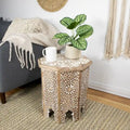 Table d'appoint octogonale en MDF brun et blanc antique brossé avec des motifs sculptés en forme de losanges et des découpes d'inspiration marocaine.