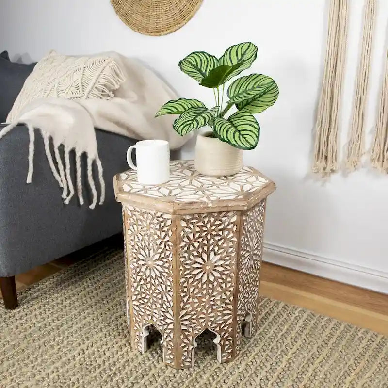 Table d'appoint octogonale en MDF brun et blanc antique brossé avec des motifs sculptés en forme de losanges et des découpes d'inspiration marocaine.