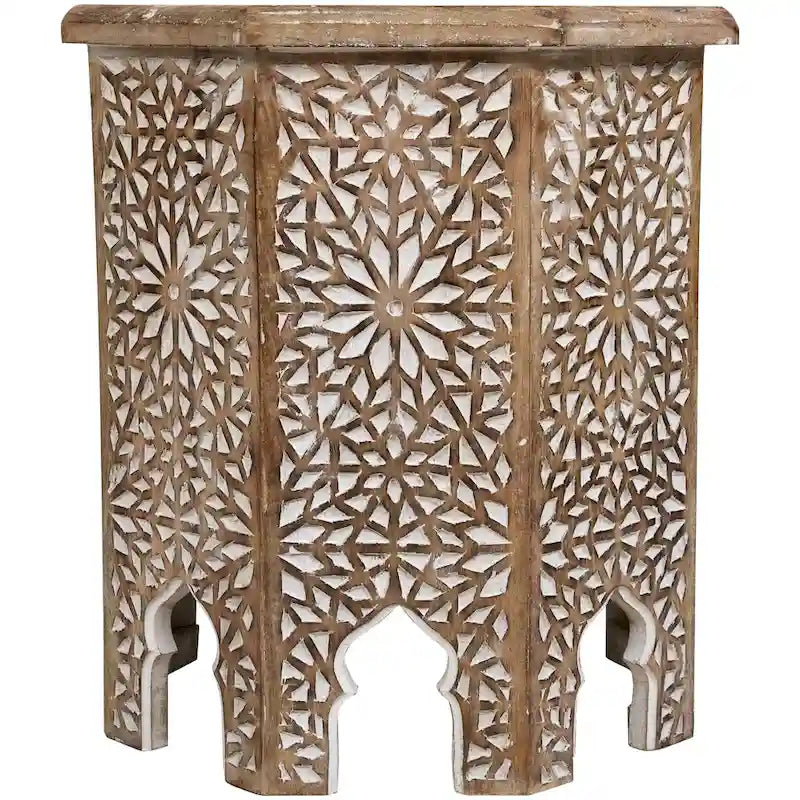 Table d'appoint octogonale en MDF brun et blanc antique brossé avec des motifs sculptés en forme de losanges et des découpes d'inspiration marocaine.