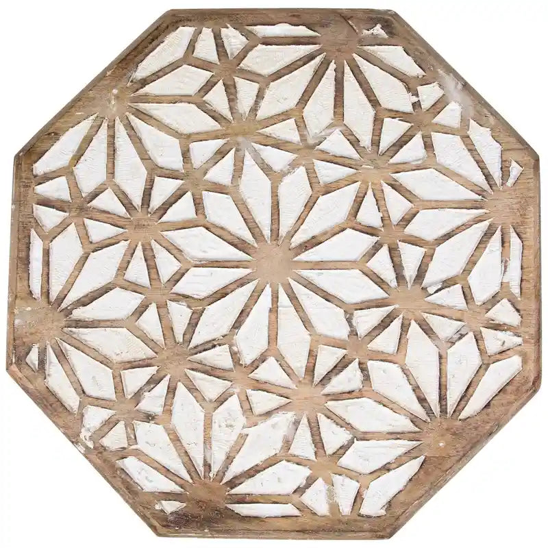 Table d'appoint octogonale en MDF brun et blanc antique brossé avec des motifs sculptés en forme de losanges et des découpes d'inspiration marocaine.