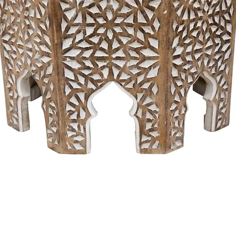 Table d'appoint octogonale en MDF brun et blanc antique brossé avec des motifs sculptés en forme de losanges et des découpes d'inspiration marocaine.