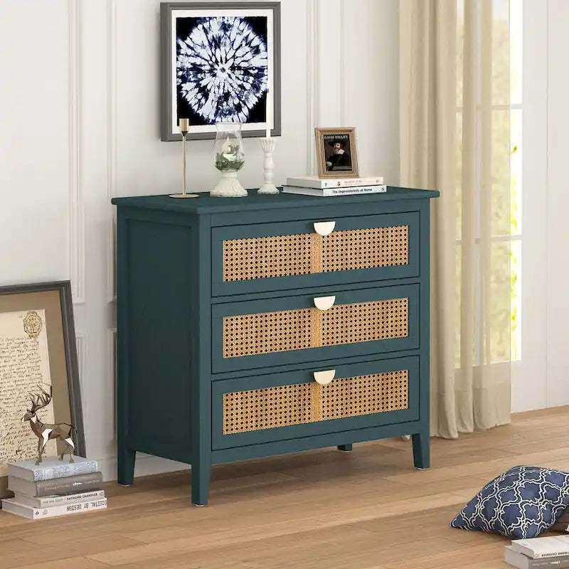 Commode à 3 tiroirs en bois massif vert/gris avec placage, panneaux en rotin naturel sculptés et poignées métalliques semi-circulaires