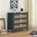 Commode à 3 tiroirs en bois massif vert/gris avec placage, panneaux en rotin naturel sculptés et poignées métalliques semi-circulaires