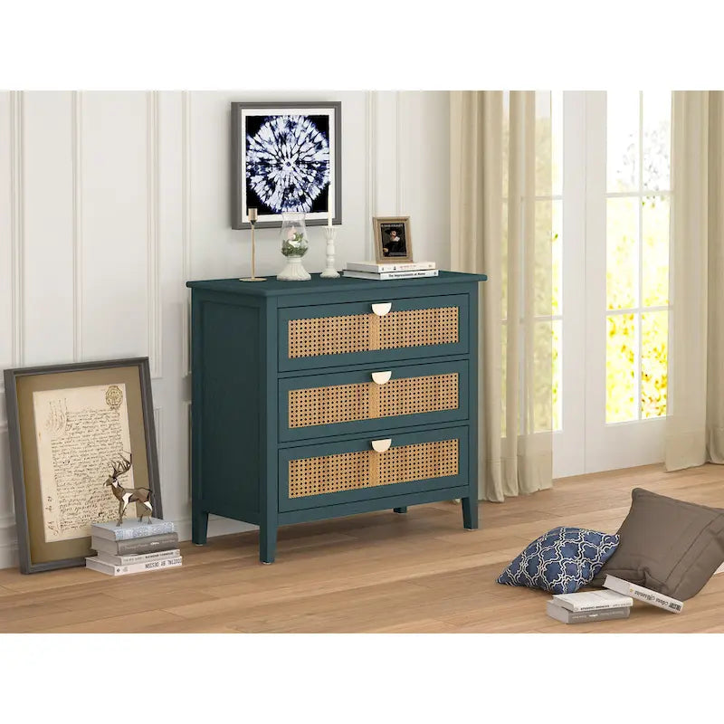 Commode à 3 tiroirs en bois massif vert/gris avec placage, panneaux en rotin naturel sculptés et poignées métalliques semi-circulaires