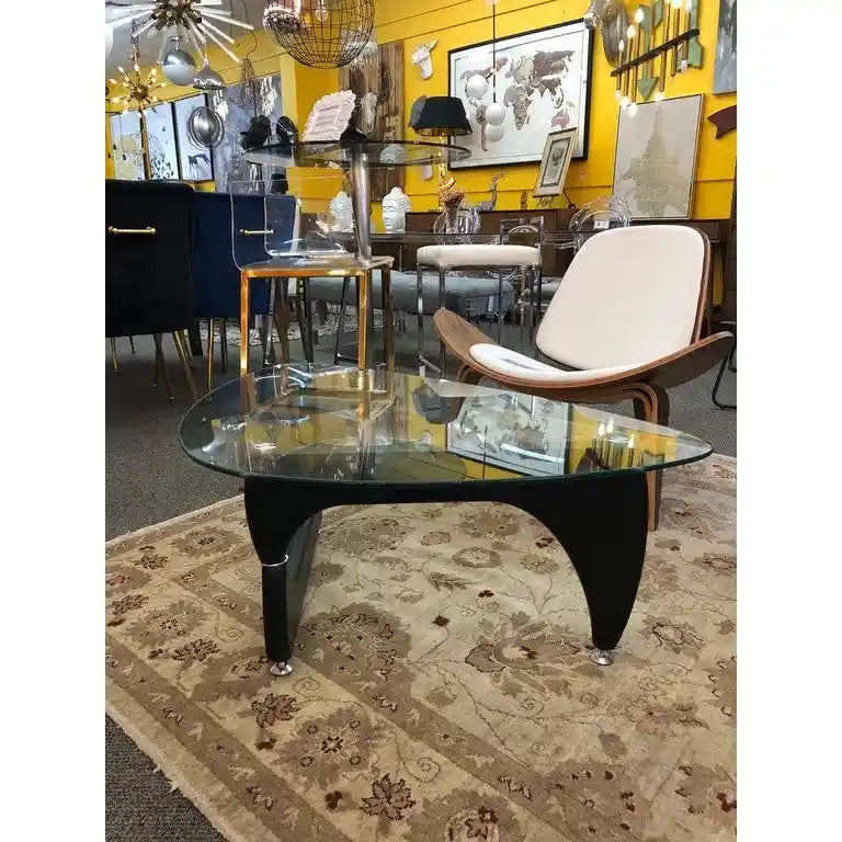 Table basse en noyer / naturel / verre trempé noir avec piètement en placage