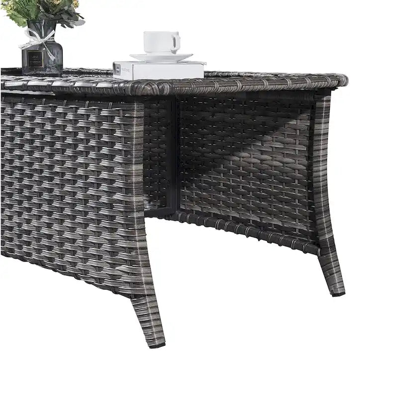 Table basse d'extérieur en rotin PE gris avec plateau en verre trempé et cadre en aluminium thermolaqué