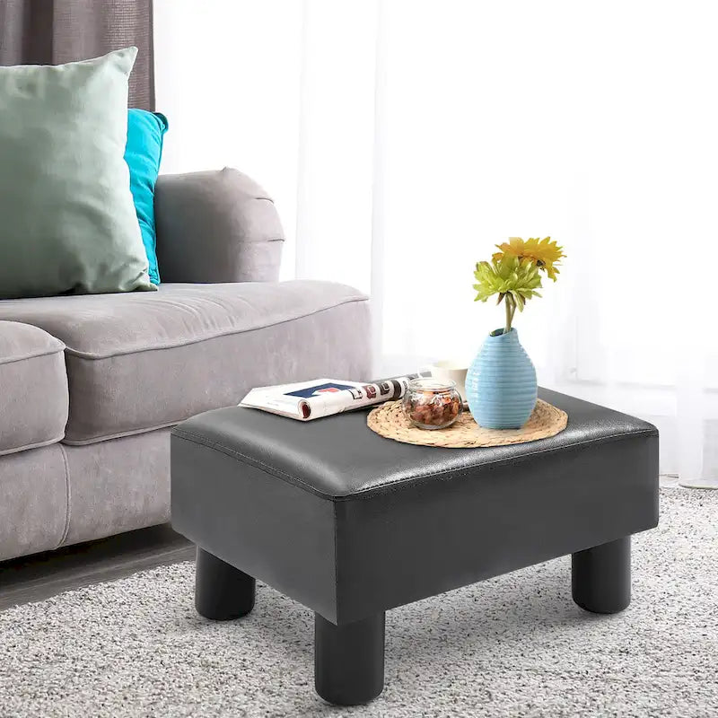 Repose-pieds ottoman rectangulaire en similicuir noir avec siège en mousse rembourrée et pieds en plastique