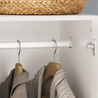 47.2W Armoire à trois portes, deux tringles et poignées florales