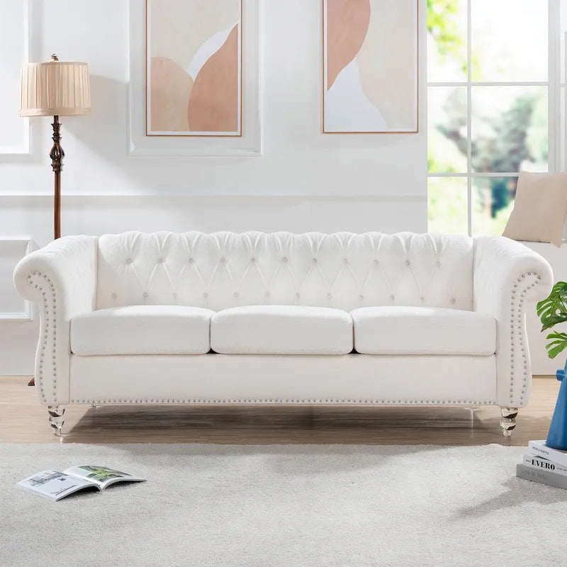Canapé Chesterfield 3 places à accoudoirs roulés, avec ressorts ensachés et pieds en bouleau, en coloris blanc / PU blanc / velours Teddy gris