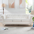 Canapé Chesterfield 3 places à accoudoirs roulés, avec ressorts ensachés et pieds en bouleau, en coloris blanc / PU blanc / velours Teddy gris