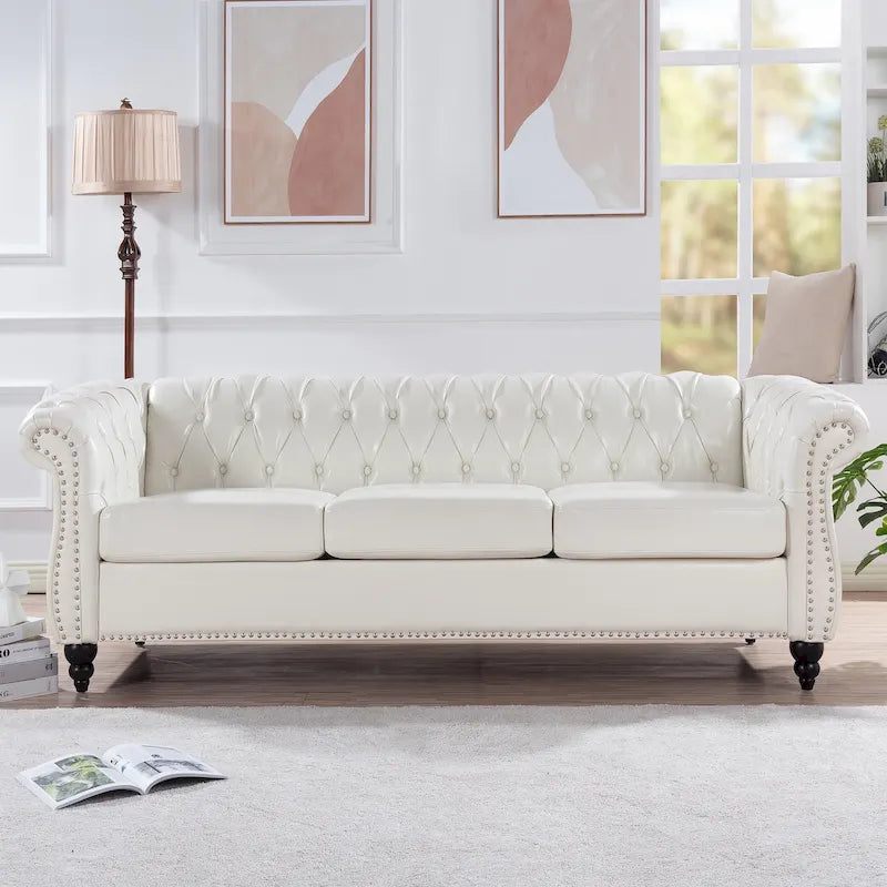 Canapé Chesterfield 3 places à accoudoirs roulés, avec ressorts ensachés et pieds en bouleau, en coloris blanc / PU blanc / velours Teddy gris