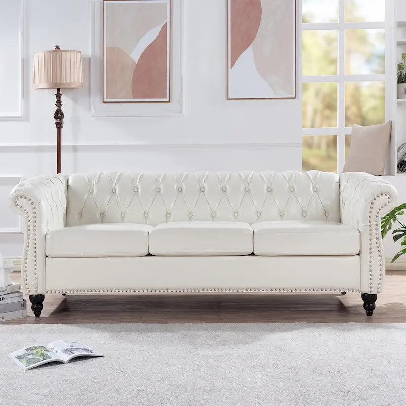 Canapé Chesterfield 3 places à accoudoirs roulés, avec ressorts ensachés et pieds en bouleau, en coloris blanc / PU blanc / velours Teddy gris