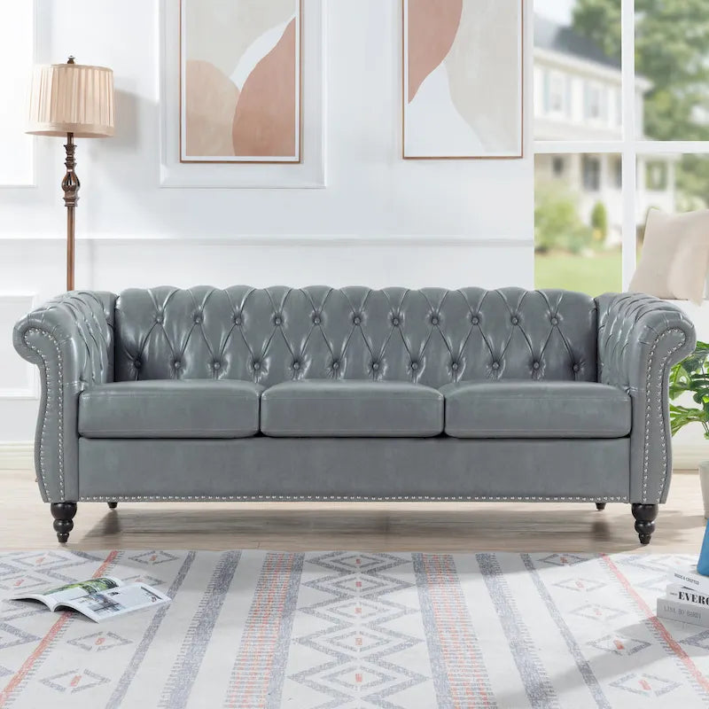 Canapé Chesterfield 3 places à accoudoirs roulés, avec ressorts ensachés et pieds en bouleau, en coloris blanc / PU blanc / velours Teddy gris