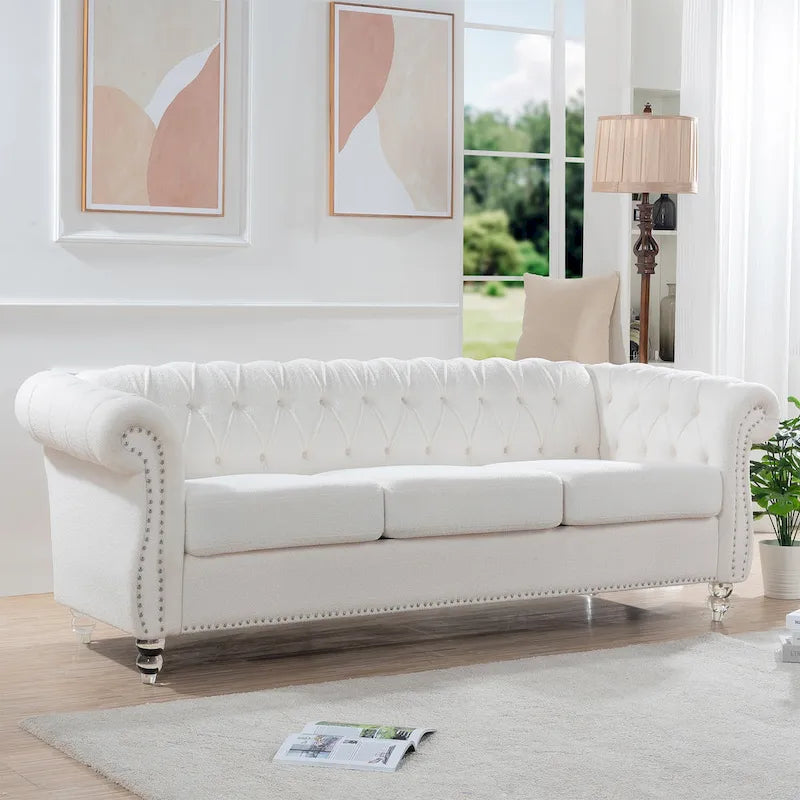 Canapé Chesterfield 3 places à accoudoirs roulés, avec ressorts ensachés et pieds en bouleau, en coloris blanc / PU blanc / velours Teddy gris