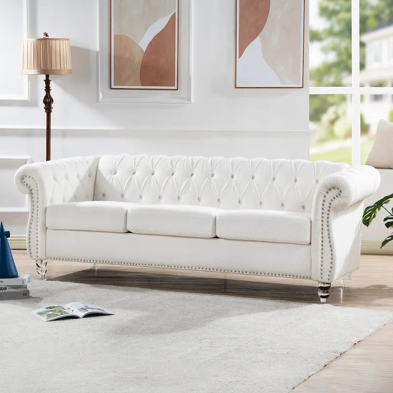 Canapé Chesterfield 3 places à accoudoirs roulés, avec ressorts ensachés et pieds en bouleau, en coloris blanc / PU blanc / velours Teddy gris