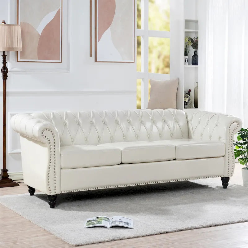 Canapé Chesterfield 3 places à accoudoirs roulés, avec ressorts ensachés et pieds en bouleau, en coloris blanc / PU blanc / velours Teddy gris