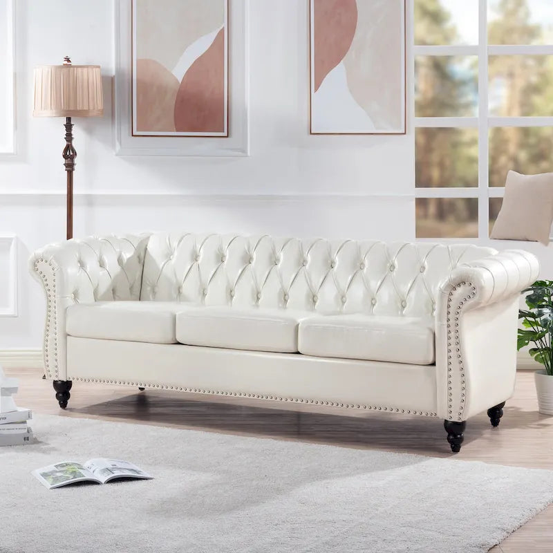 Canapé Chesterfield 3 places à accoudoirs roulés, avec ressorts ensachés et pieds en bouleau, en coloris blanc / PU blanc / velours Teddy gris