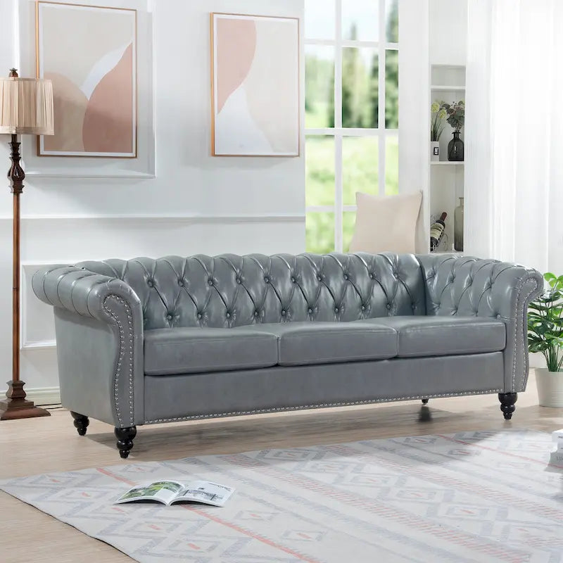 Canapé Chesterfield 3 places à accoudoirs roulés, avec ressorts ensachés et pieds en bouleau, en coloris blanc / PU blanc / velours Teddy gris